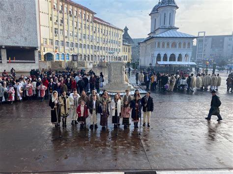 Sute De Copii I Au Colindat Pe Reprezentan Ii Jude Ului Gorj Domino