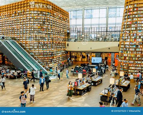 Seoul South Korea June 22 2017 People Sitting And Reading Books In