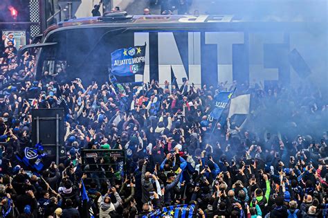 Inter Festa Scudetto Oggi A Milano Due Pullman Scoperti In Corteo Da