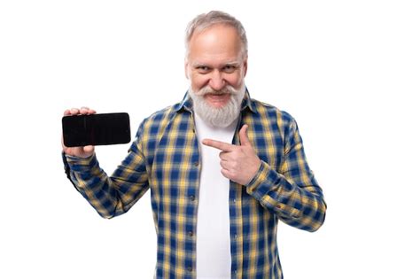 Homem De Cabelos Grisalhos Idoso Bonito Barba Segurando Um Telefone