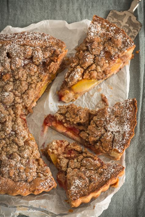 Pflaumen Tarte Mit Knusprigen Streuseln Auf Einem Zwillingsteig