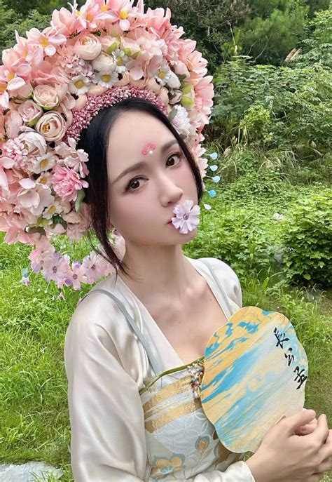 Trend cài hoa tóc hóa ra chưa bao giờ hết hot ngay cả thánh hack tuổi Trần Kiều Ân cũng