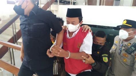 Dituntut Hukuman Mati Begini Penampakan Herry Wirawan Saat Hadiri