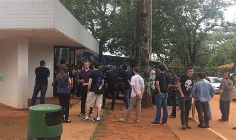 Emocionados amigos se despedem de Arlon em Brasília Metrópoles