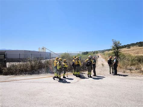 Un Pequeño Incendio En El Polígono De Bembibre Moviliza Medios Aéreos Y Terrestres Por Su