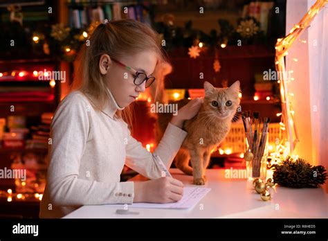 Dessin De Fille Blonde A Lunettes Banque D Image Et Photos Alamy