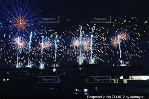 夜空に打ち上げられる花火の写真・画像素材 7114012 Snapmart（スナップマート）