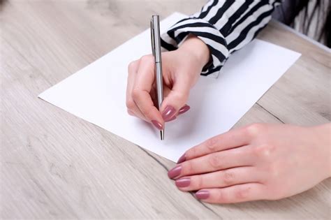 Empresario Escribiendo Una Nota En Un Cuaderno En Blanco Foto Premium