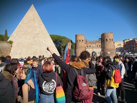 Roma Studenti In Piazza Riprendiamoci Il Nostro Futuro Confinelive