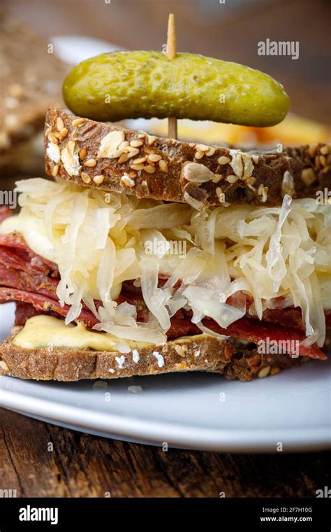 Corned Beef Sandwich Restaurant Fotos Und Bildmaterial In Hoher