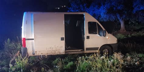 Foggia Ruba Un Furgone E Va Fuori Strada Dopo Un Lungo Inseguimento