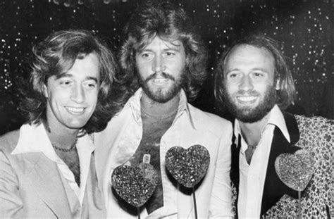 Robin Gibb Mitte mit seinen Brüdern Barry re und Maurice bei