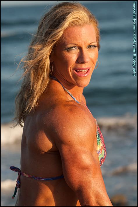 Female Bodybuilder Amy Bowen Flexes On A Beach In A Bikini Nakedpics