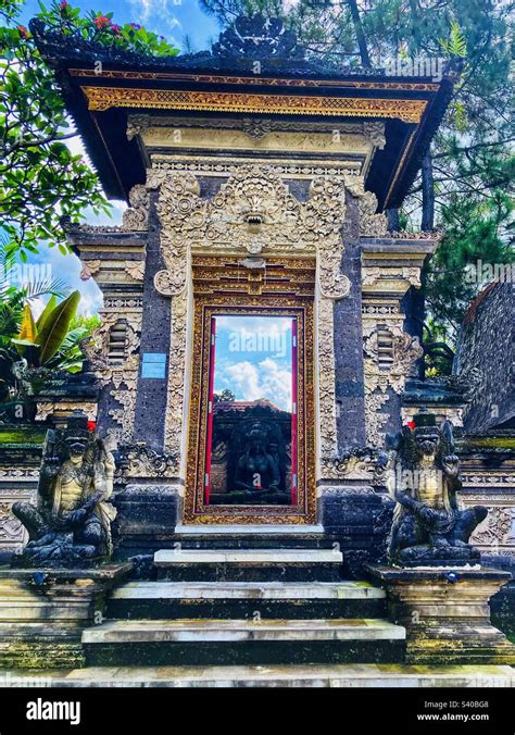 Balinese Entrance Gate To Temple In Ubud Bali Stock Photo Alamy