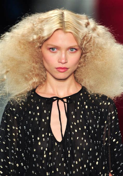 35 Idées Pour Coiffer Les Cheveux Bouclés Astuces De Filles