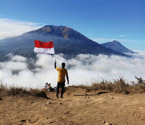 Gunung Andong Di Magelang Indah Dan Berbalut Misteri