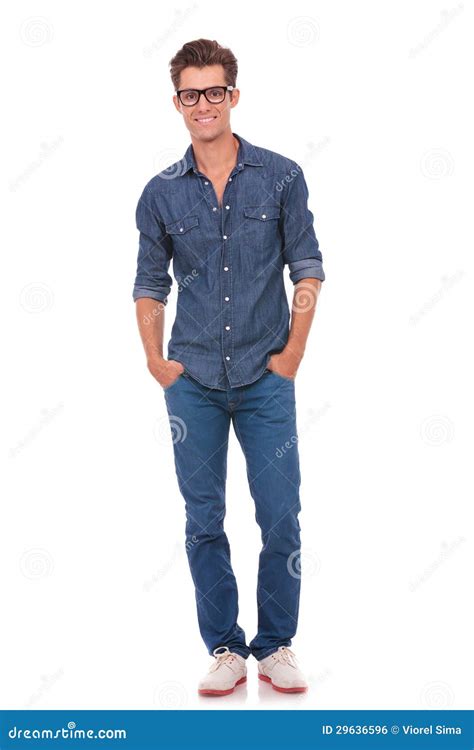 Jeune Homme Avec Des Mains Dans Des Poches Photo Stock Image Du