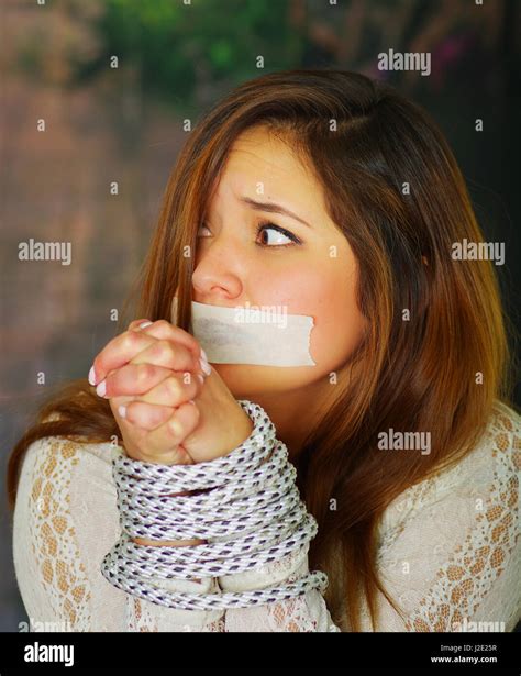 Verängstigtes Junge Mädchen Entführt Und Verklebt Stockfotografie Alamy