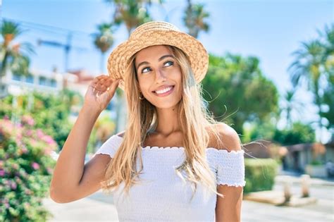 Joven Turista Rubia Sonriendo Feliz Caminando En El Parque Foto Premium