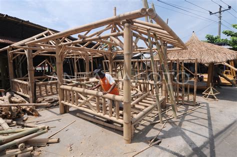 KERAJINAN GAZEBO DARI BAMBU ANTARA Foto