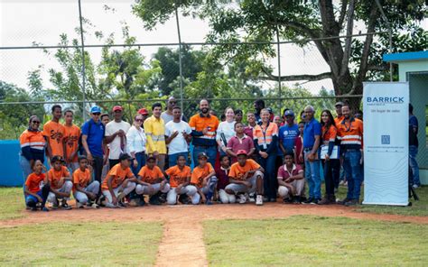 Barrick Pueblo Viejo entrega campos de béisbol a comunidades Sabana del