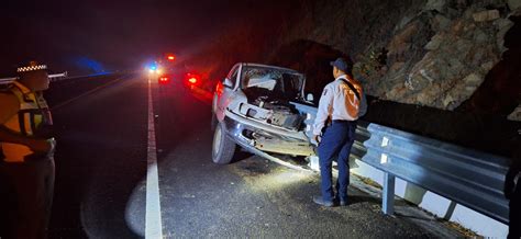 Conductor Se Incrusta Con Su Unidad En Una Banda Met Lica En Oaxaca