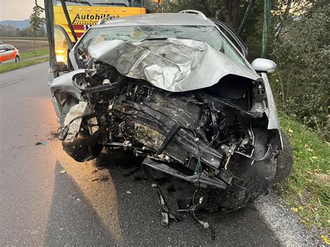 Altst Tten Sg Fahrunf Hige Autofahrerin Verursacht Selbstunfall