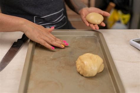 Mujer Haciendo Pan De Muerto En Casa Arreglando La Masa En Una Bandeja