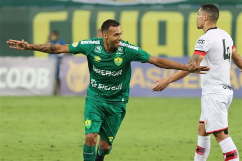 Cuiabá vence Atlético GO e deixa zona de rebaixamento em dia de VAR