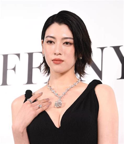 三吉彩花 胸元＆背中ザックリドレスで恍惚の笑み 胸元に200カラットネックレスを光らせ 芸能 デイリースポーツ Online