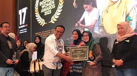 Dosen Um Surabaya Raih Anugerah Tokoh Wanita Inspiratif Dalam Ajang