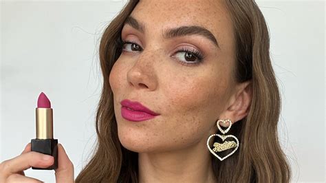 How To Get Margot Robbie S Barbie Inspired Makeup According To A Pro