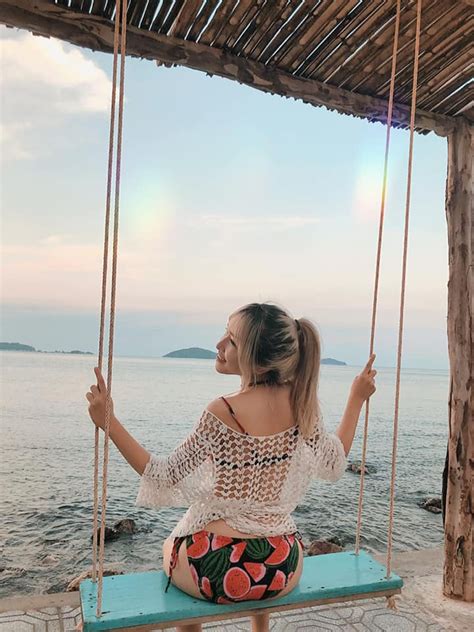 Ngắm loạt hình nóng bỏng của dàn streamer đình đám khoe dáng với bikini