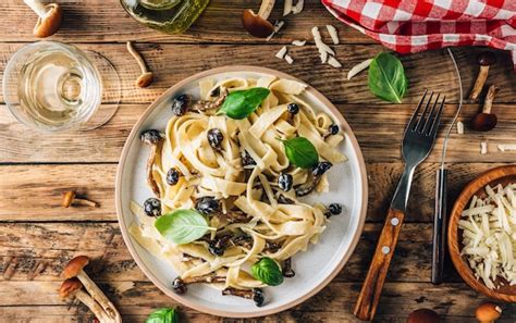 Pasta Fettuccine Italiana Cremosa Casera Con Champi Ones Servidos Sobre