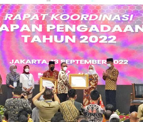 Bupati Bojonegoro Anna Mu Awanah Terima Penghargaan Dari Kemenpar Rb