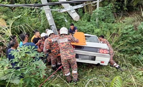 Parah Cedera Kereta Dinaiki Terbabas Rempuh Tiang Elektrik Sabah