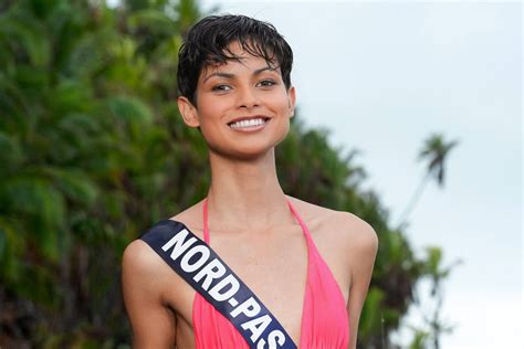 Eve Gilles Pose En Maillot De Bain Pour Miss France