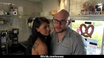 GF exhibitionnistes sexy sont payés en espèces pour une baise publique 19 XVIDEOS