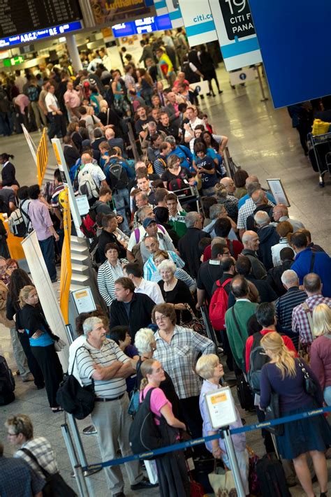 Lufthansa Streik In Frankfurt Genervte Passagiere Am Flughafen DER