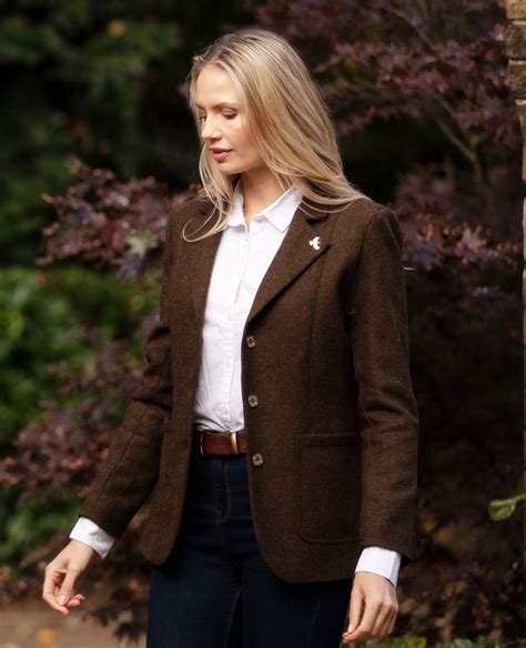 Made from 100% British wool with a luxurious satin lining, the Arena