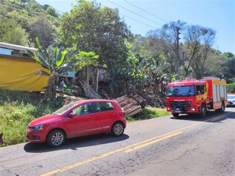 Acidente Envolvendo Tr S Carros E Uma Moto Deixa Duas Pessoas Feridas