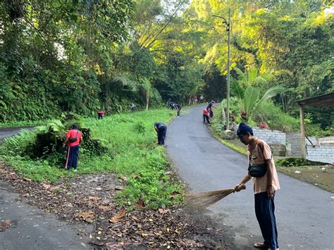 Giat Gotong Royong Dalam Rangka Hut Ri Ke Tahun Desa Banjar Anyar