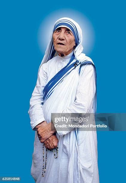 Nun Hold Mother Teresa Photographs Photos And Premium High Res Pictures