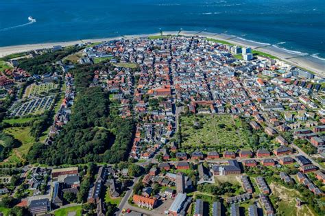 Norderney Aus Der Vogelperspektive Grabreihen Auf Dem Gel Nde Des