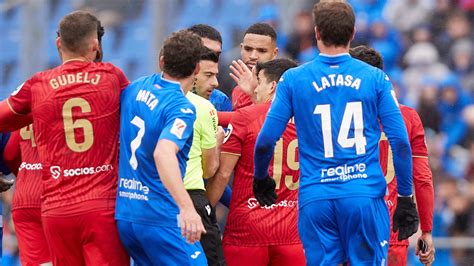 Fútbol ¡escándalo De Racismo En España Partido Abandonado Tras Acción