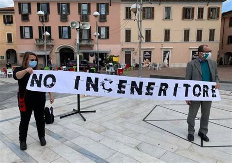 No Allinceneritore Manifestazione In Piazza Varesenews Foto