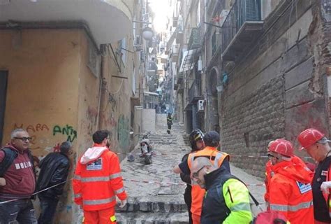 qui viene giù tutto a napoli è crollata la facciata di un palazzo