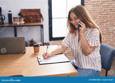 Junge Blonde Geschäftsfrau Auf Smartphone Mit Zwischenablage Im Büro Spricht Stockfoto