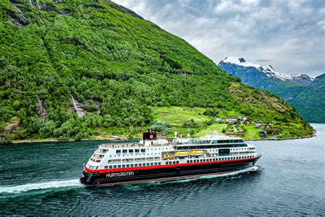 I Fiordi Norvegesi A Bordo Dell Hurtigrueten