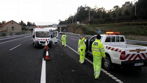 Cortan dos carriles de la autovía a su paso por A Pobra para reparar